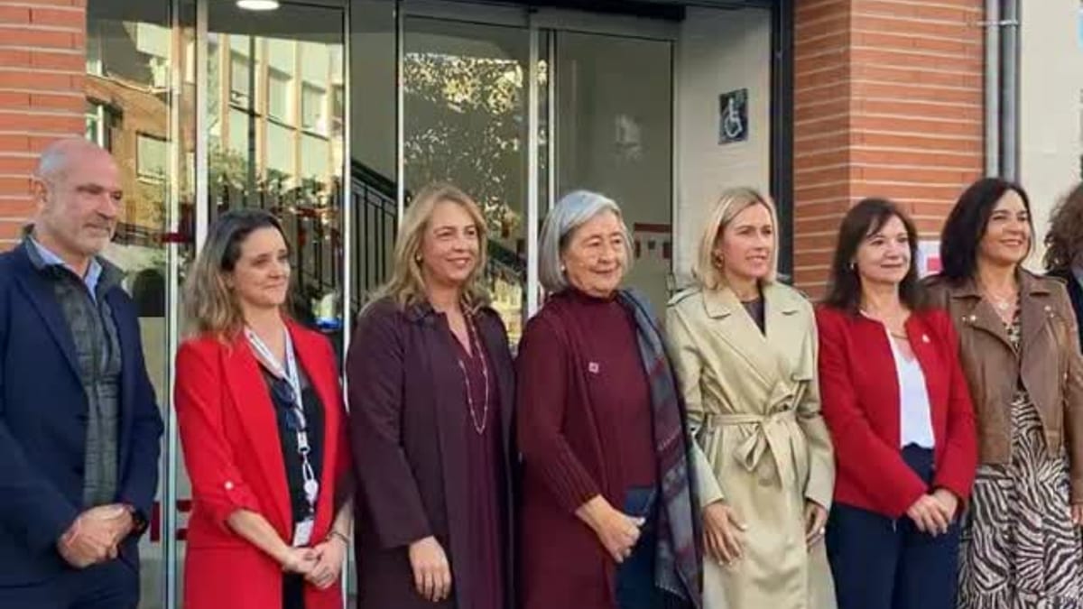 Representantes de Cruz Roja Jarama y del Ayuntamiento de Alcobendas en la presentación de la nueva sede de la organización humanitaria
