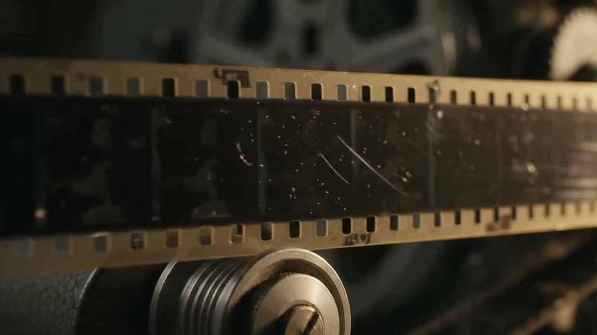 Rollo de película de 35mm en primer plano con perforaciones características
