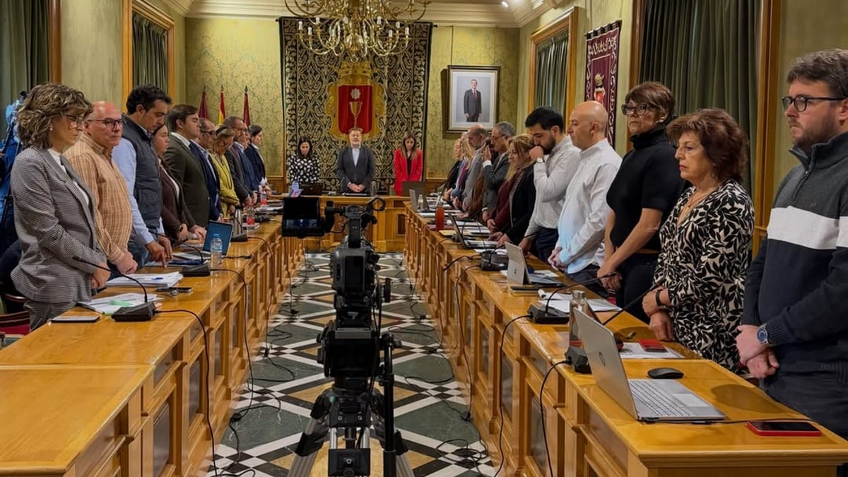 Sala de plenos del Ayuntamiento de Cuenca durante una votación