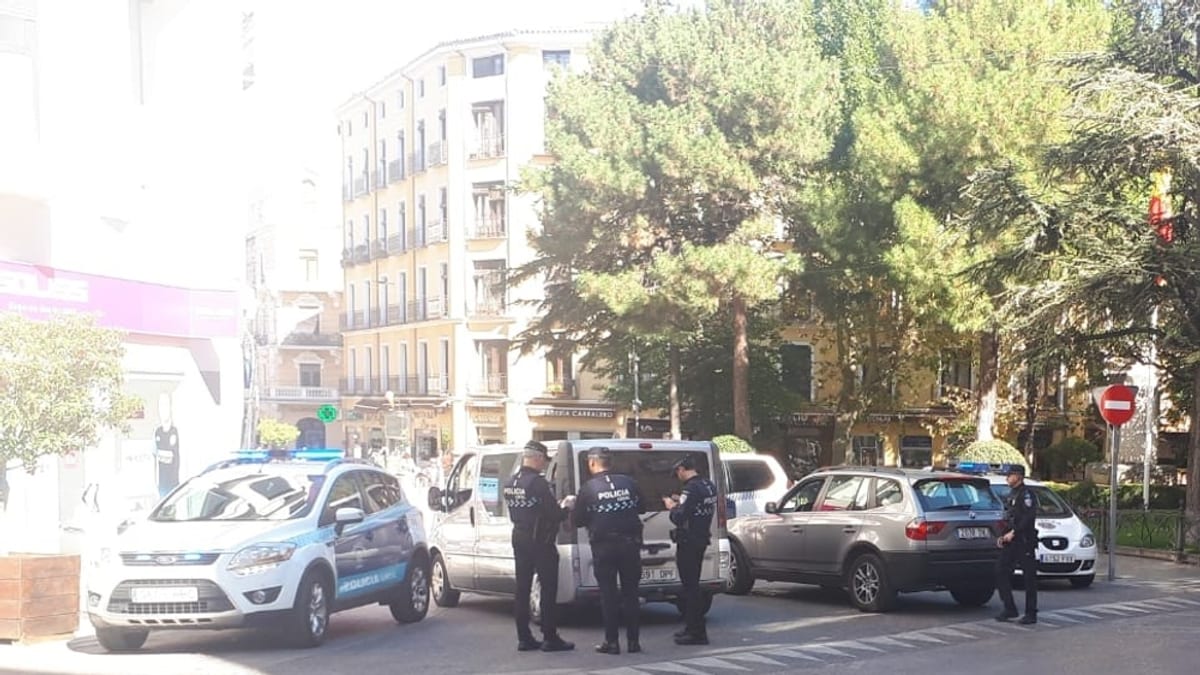 Agentes de la Policía Local de Cuenca realizando controles preventivos de seguridad vial