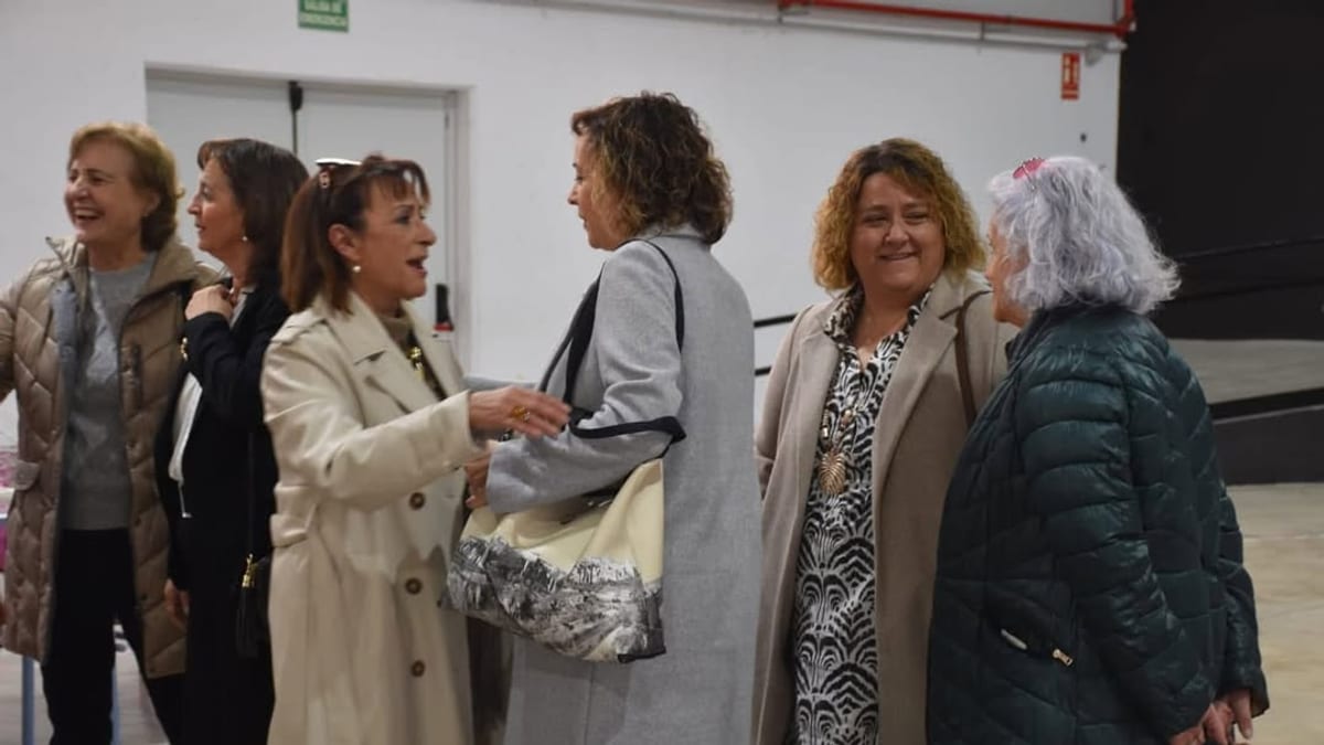 Eva García, diputada de Servicios Sociales de la Diputación de Cuenca, firma la convocatoria de ayudas para viajes de formación de asociaciones de mujeres