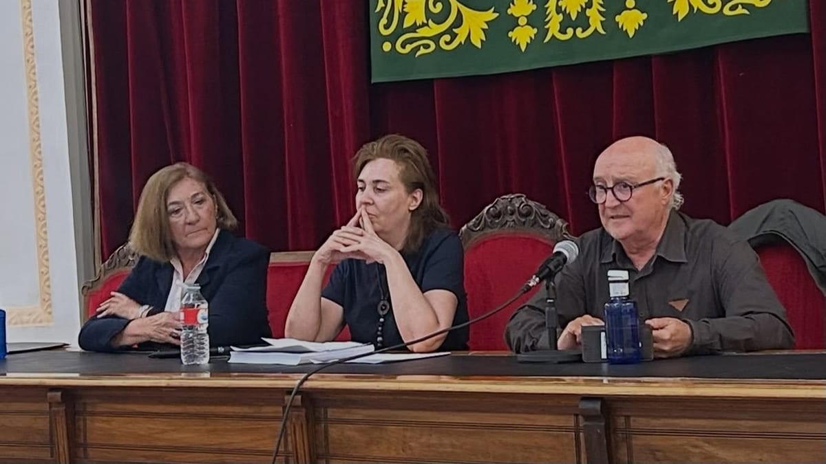Ana Belén Rodríguez Patiño, Miguel Romero y Pilar Gómez Couso en la presentación del libro 'Impertérrita' en Cuenca
