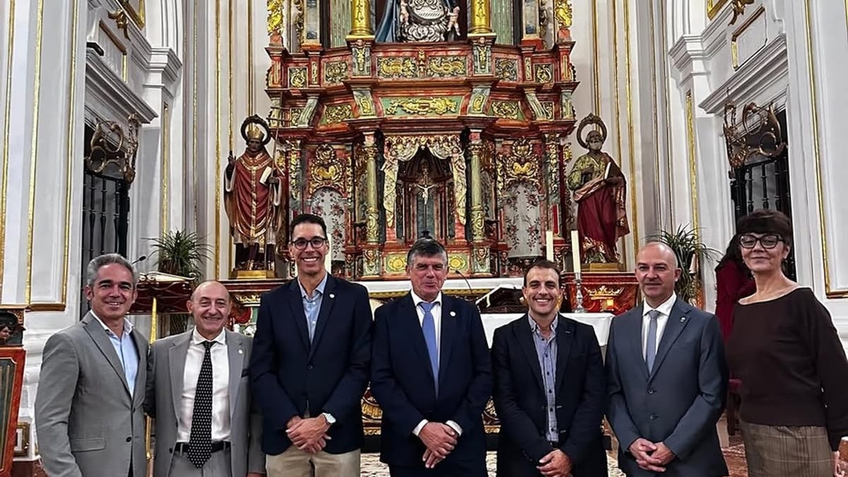 Grupo de personas del Colegio Oficial de Veterinarios de Cuenca en la misa de San Francisco de Asís celebrada en la Catedral