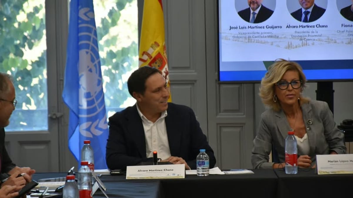 Participantes en el encuentro sobre planificación territorial urbano-rural en Cuenca con representantes de la Diputación, Gobierno regional y ONU-Hábitat