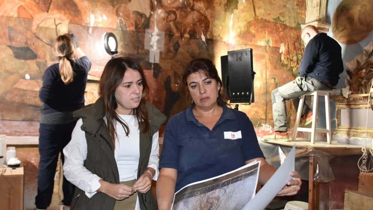 Visita a los trabajos de restauración de pinturas murales en iglesia de Cuevas de Velasco