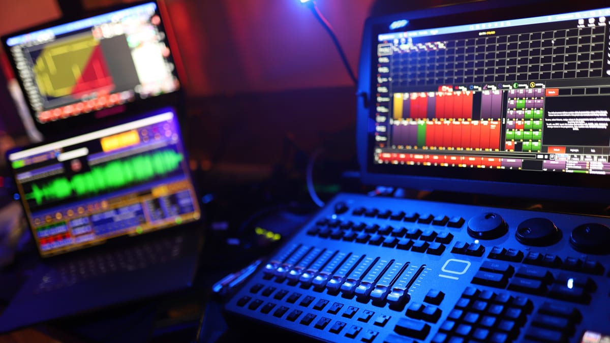 Equipamiento de producción audiovisual y musical con controlador MIDI y monitores de software