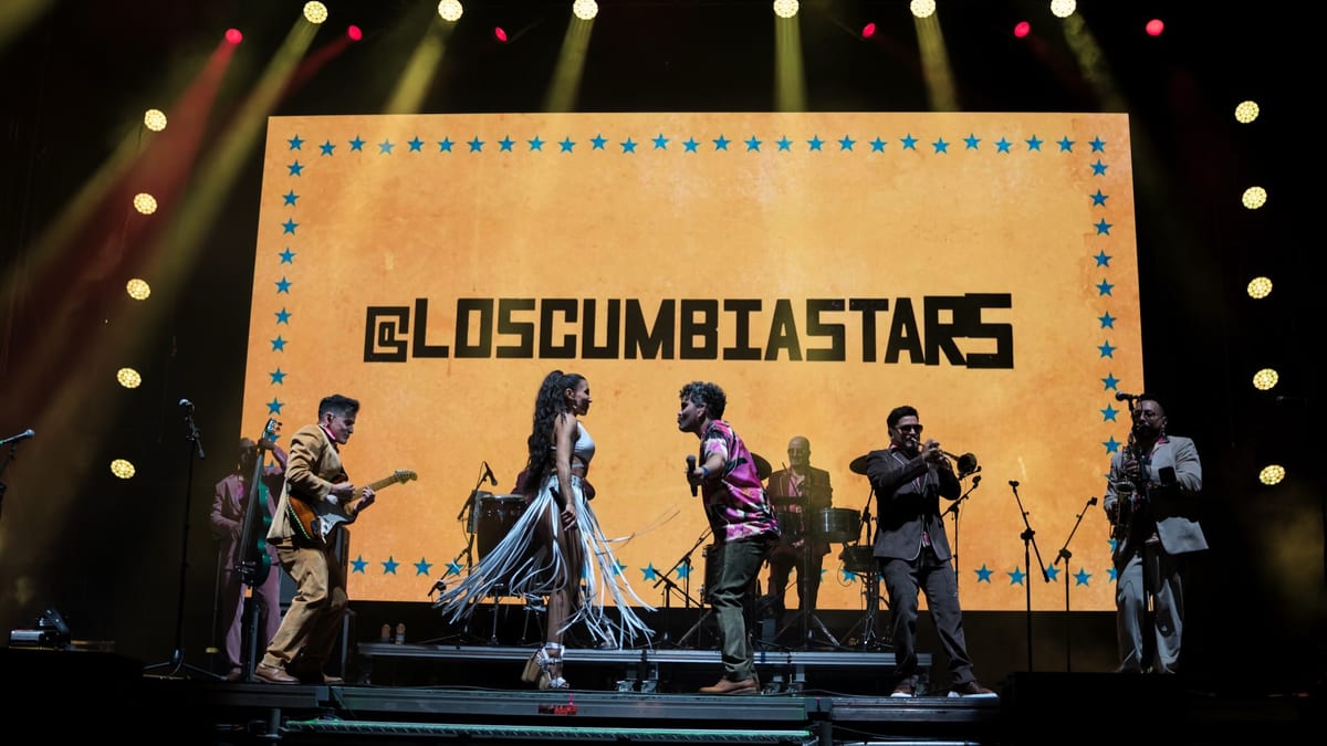 Los Cumbiastars actuando en el evento Hispanidad 2026 de la Comunidad de Madrid con público disfrutando de música cumbia