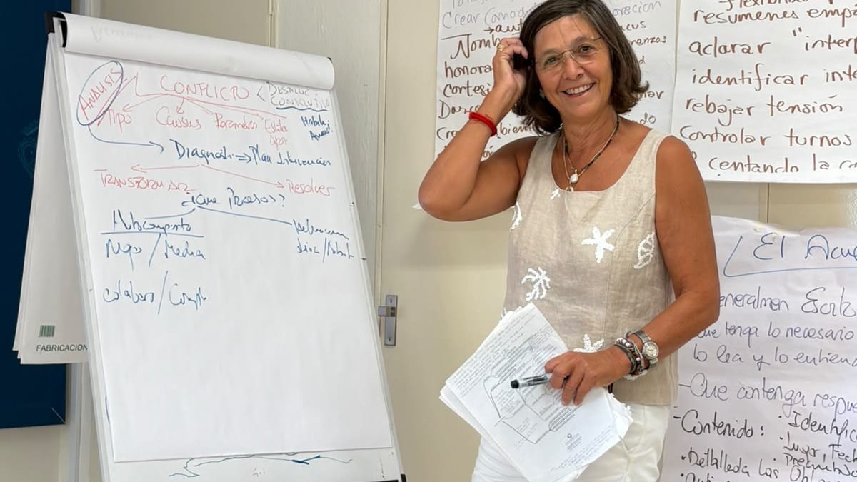 Material formativo del curso de mediación: flipchart y pizarras con fases del proceso de mediación y resolución de conflictos