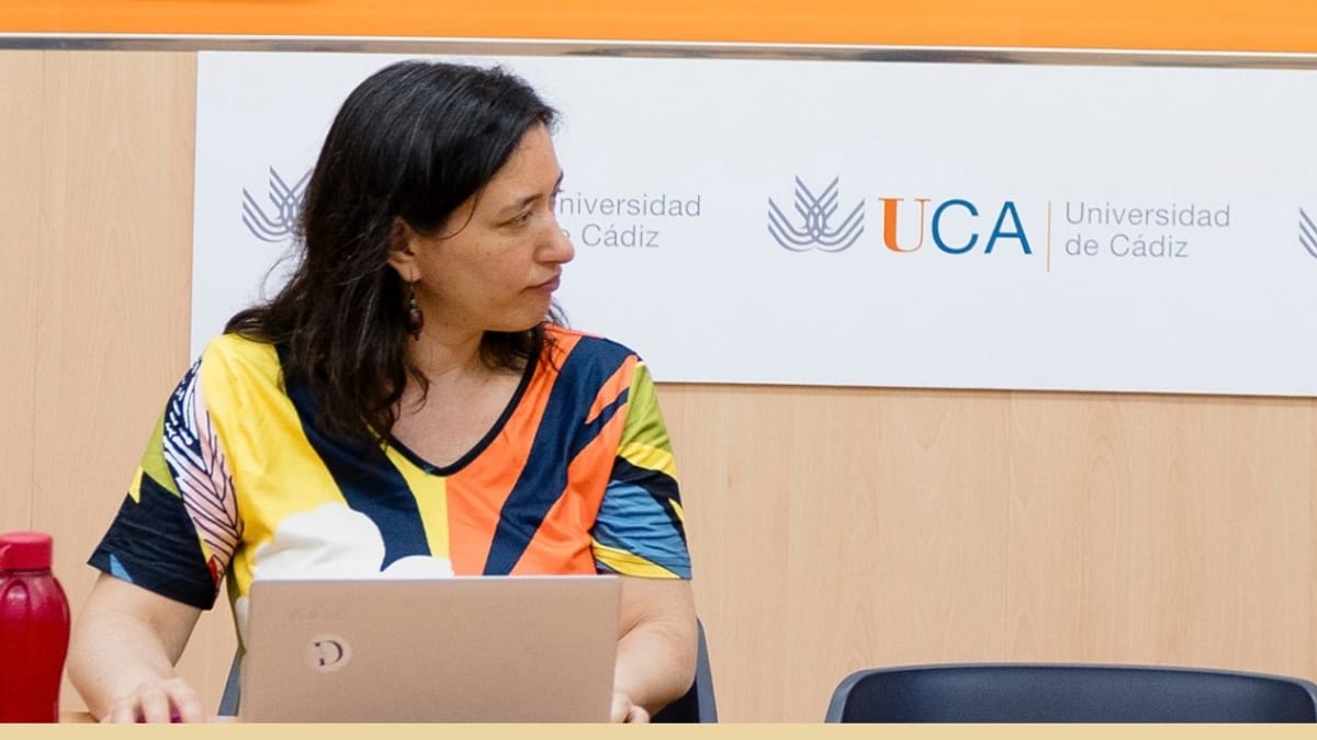 Cartel informativo de los Cursos de Extensión Universitaria del 41 FITCádiz en el Aulario La Bomba sobre dramaturgia y técnicas de mercadeo