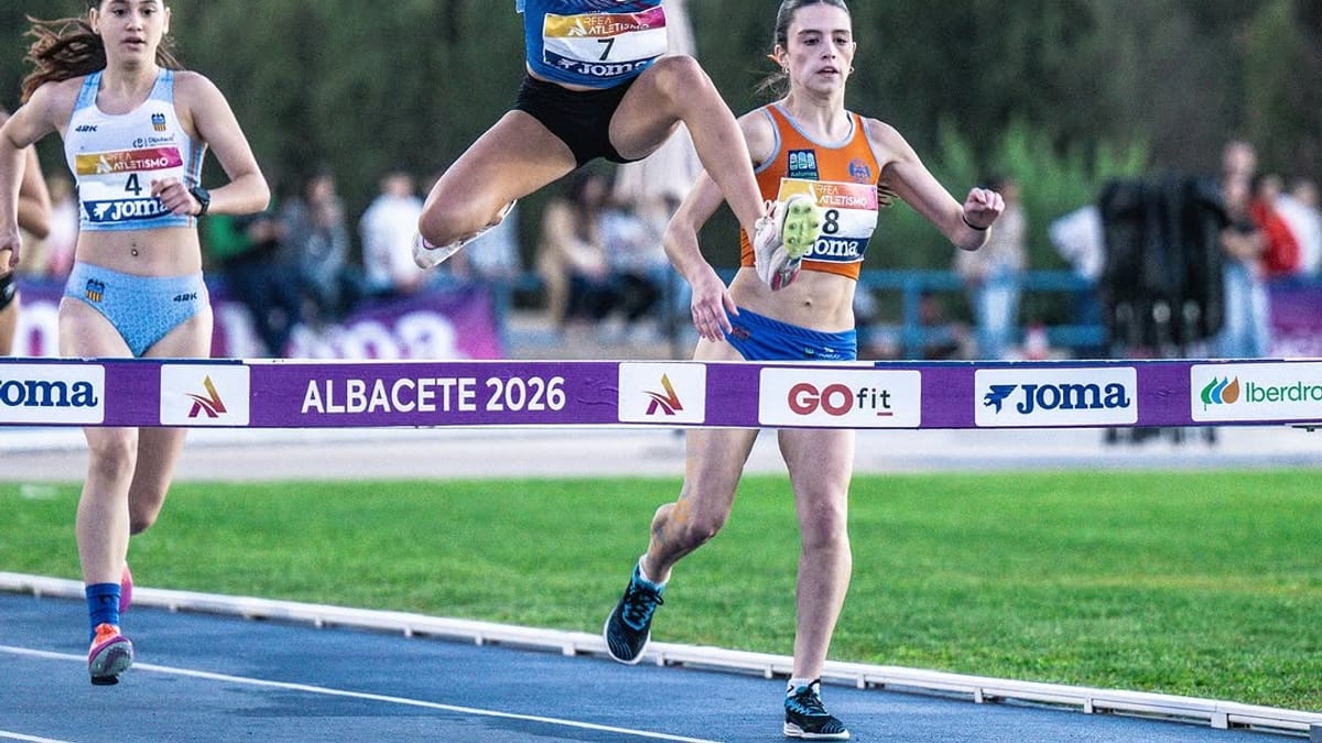 Daniela García Potes, atleta de Navalcarnero, posando con el título de campeona de España Sub-16 en 1.500 metros obstáculos