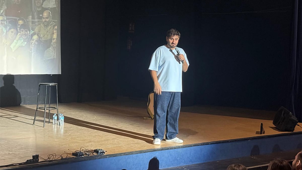 David Puerto actuando en el escenario de la Casa de la Cultura Pablo Neruda de Seseña con micrófono