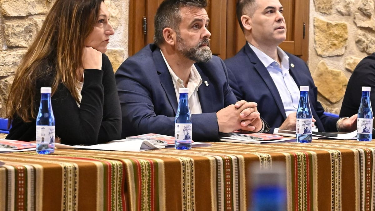 David Vicente Segarra, diputado de la Diputación de Castellón, en la mesa de la Asamblea Regional de Pueblos Más Bonics en Culla