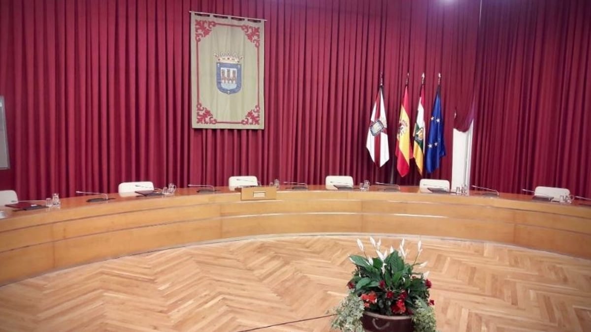 Salón de Plenos del Ayuntamiento de Logroño con mesa de presidencia, banderas y escudo heráldico