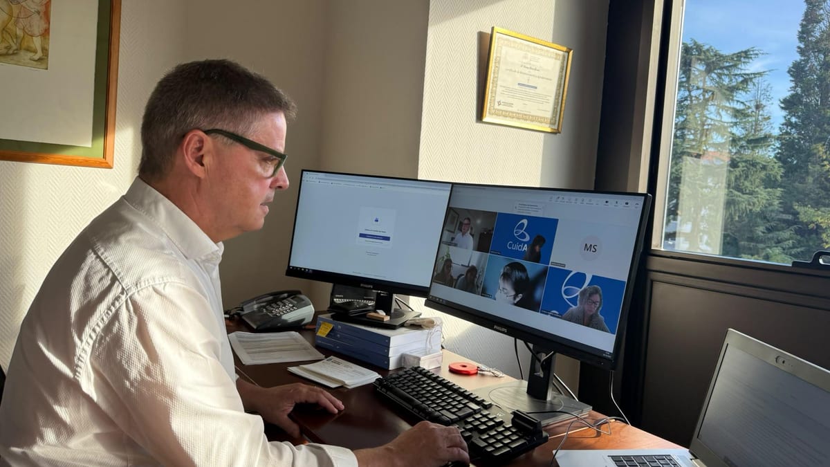 Profesional en videollamada trabajando desde una oficina