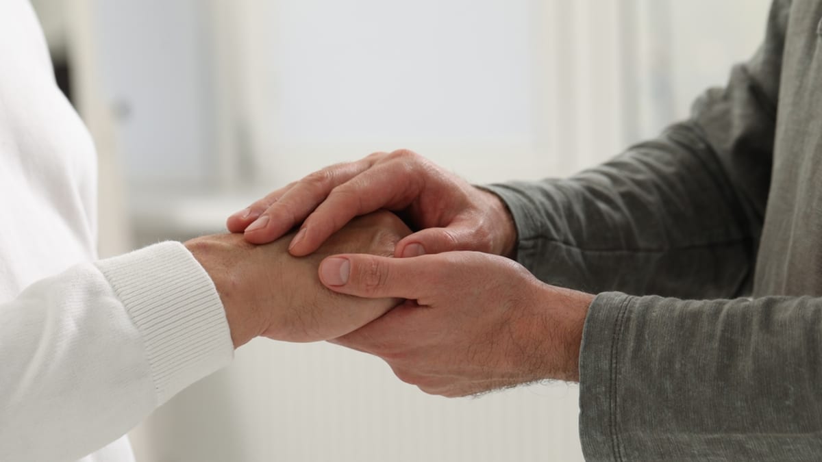 Profesional de servicios sociales brindando apoyo a una persona vulnerable