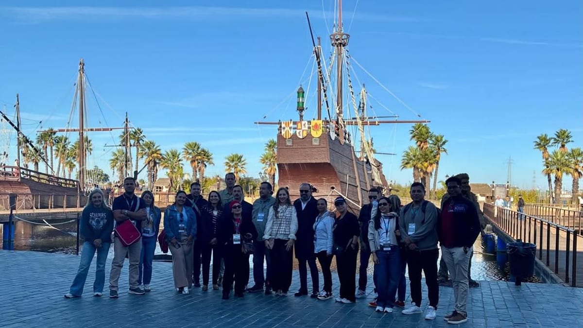 Delegación de la Unión Iberoamericana de Municipalistas posando frente a la réplica de la Carabela en el Muelle de las Carabelas de Huelva
