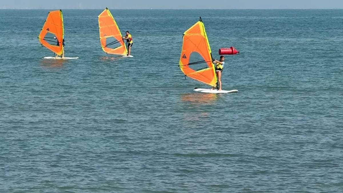 Vista aérea de las playas de Dénia con aguas cristalinas y litoral rocoso