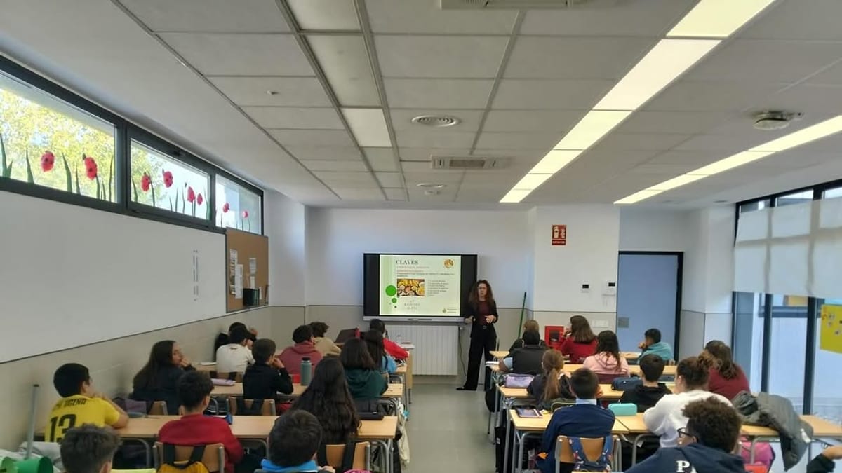 Aula del IES Nº 4 de Illescas durante una sesión de charlas sobre nutrición y hábitos saludables del proyecto Deporte En Mi Cole