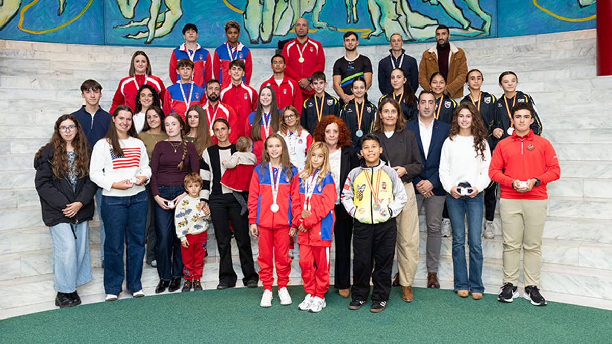 La consejera de Deporte recibe a treinta deportistas con éxitos nacionales e internacionales en Cantabria