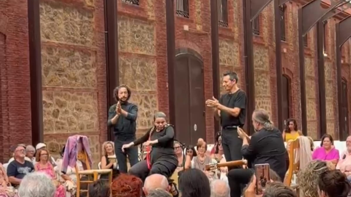 Interior de los Depósitos de Cádiz como espacio cultural con artistas realizando presentaciones