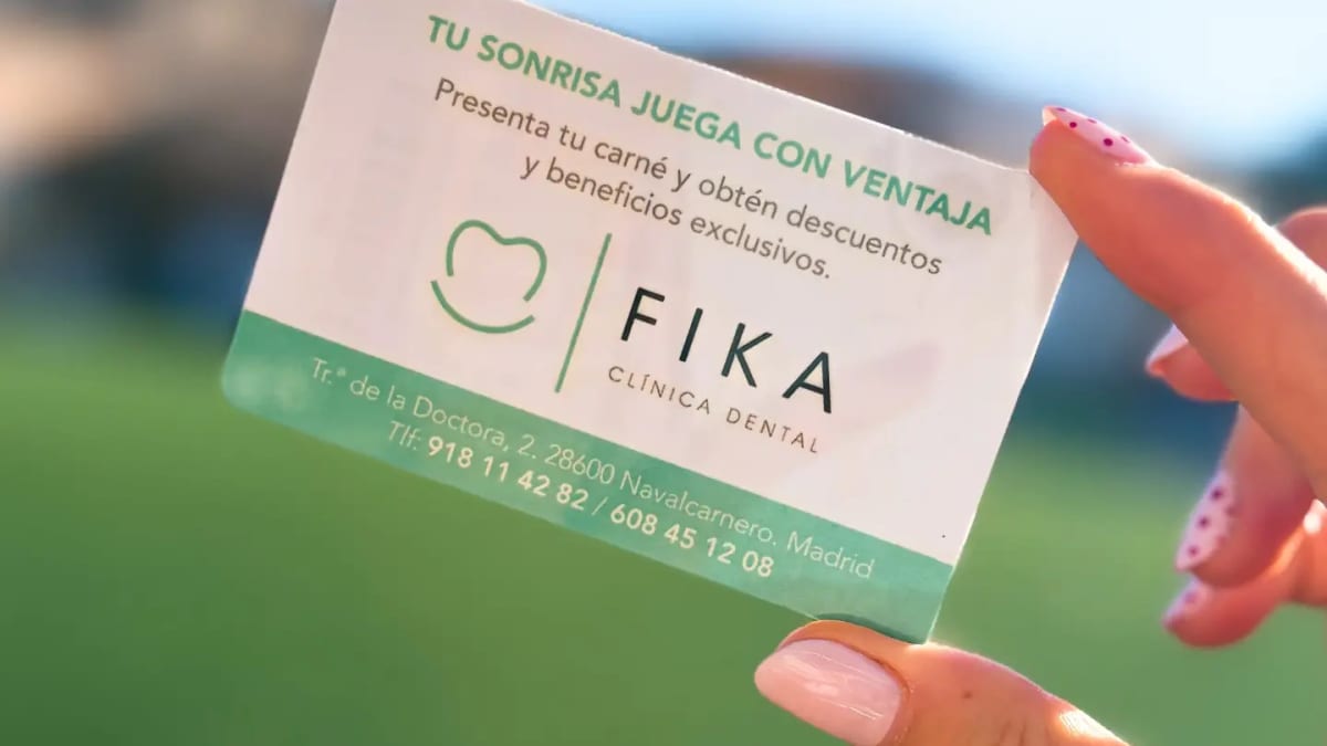 Cartel promocional de Clínica Fika Navalcarnero con descuentos para abonados