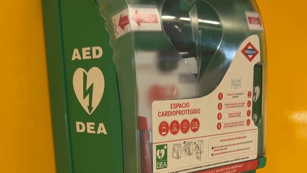 Desfibrilador automático externo (DEA) señalizado como espacio cardioprotegido