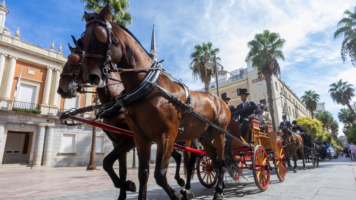 Desfile de caballos y enganches en las calles de Huelva durante la segunda jornada de la Feria de Otoño y del Caballo