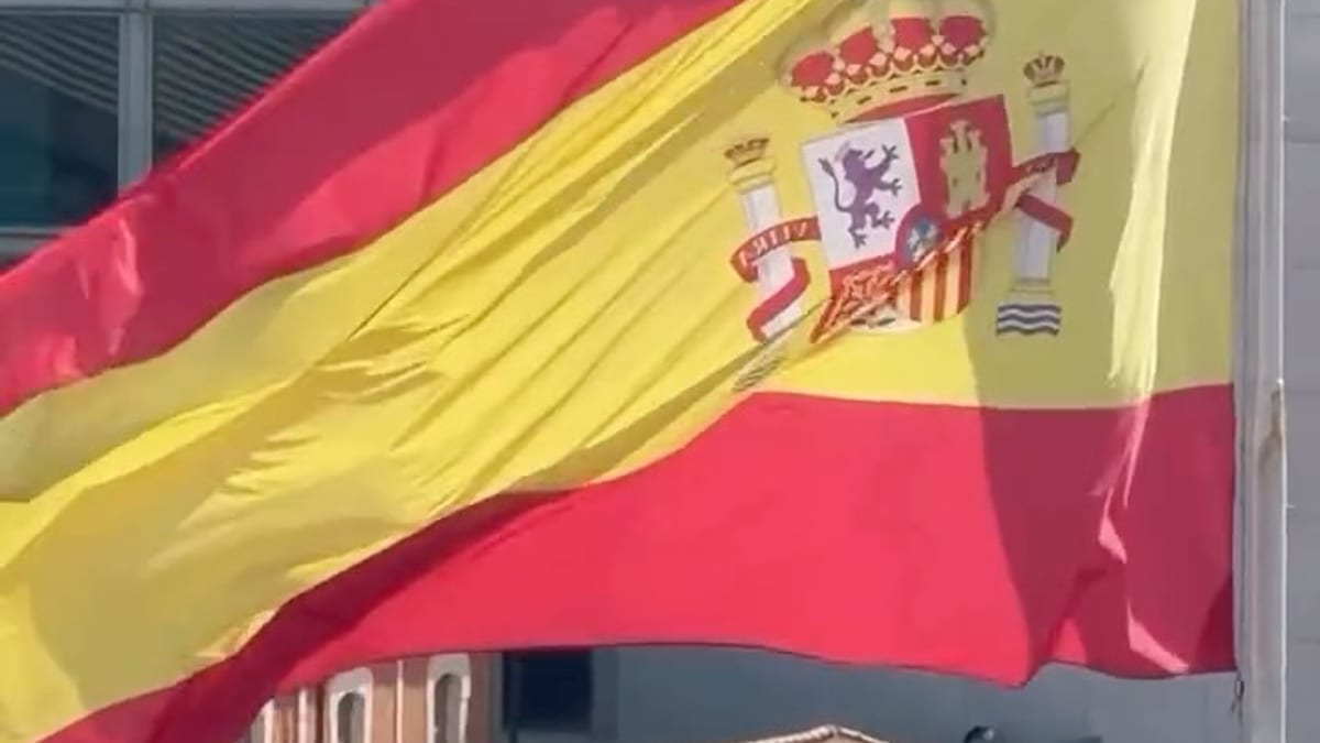 Bandera de España ondeando en un balcón durante el desfile de la Guardia Civil en Cádiz