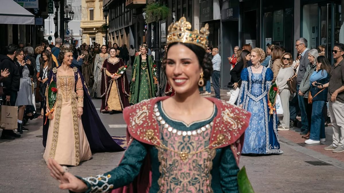 Desfile histórico en Castellón con participantes vestidos con trajes medievales en homenaje a Na Violant de Hungría y las Dones de Companya