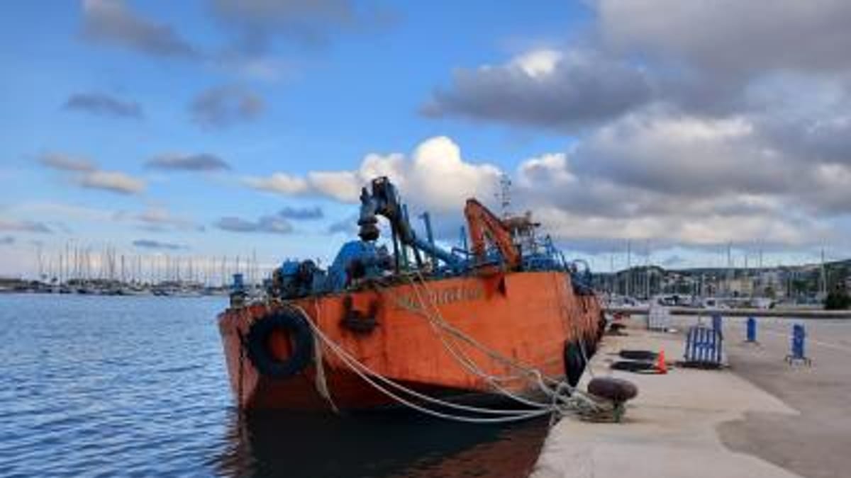 Draga Los Olivillos en el puerto de Dénia antes del desguace autorizado por la Generalitat Valenciana