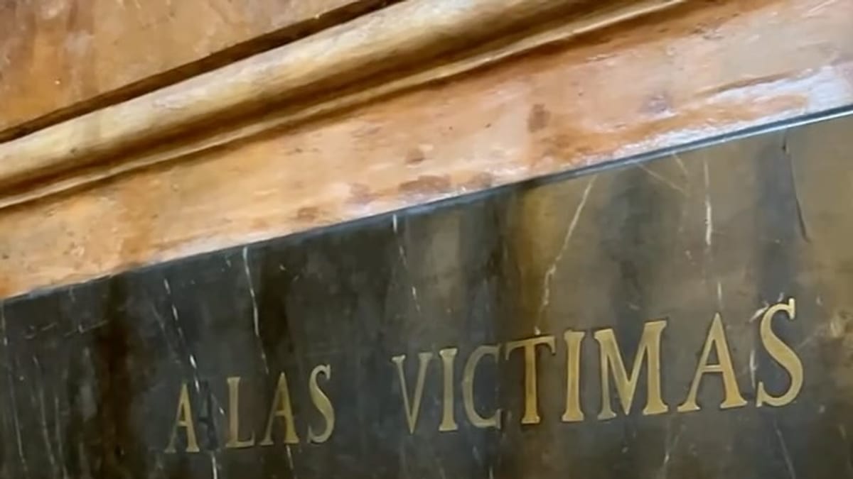 Monumento dedicado a las víctimas del 19 de octubre en Oviedo, iglesia de San Isidoro el Real