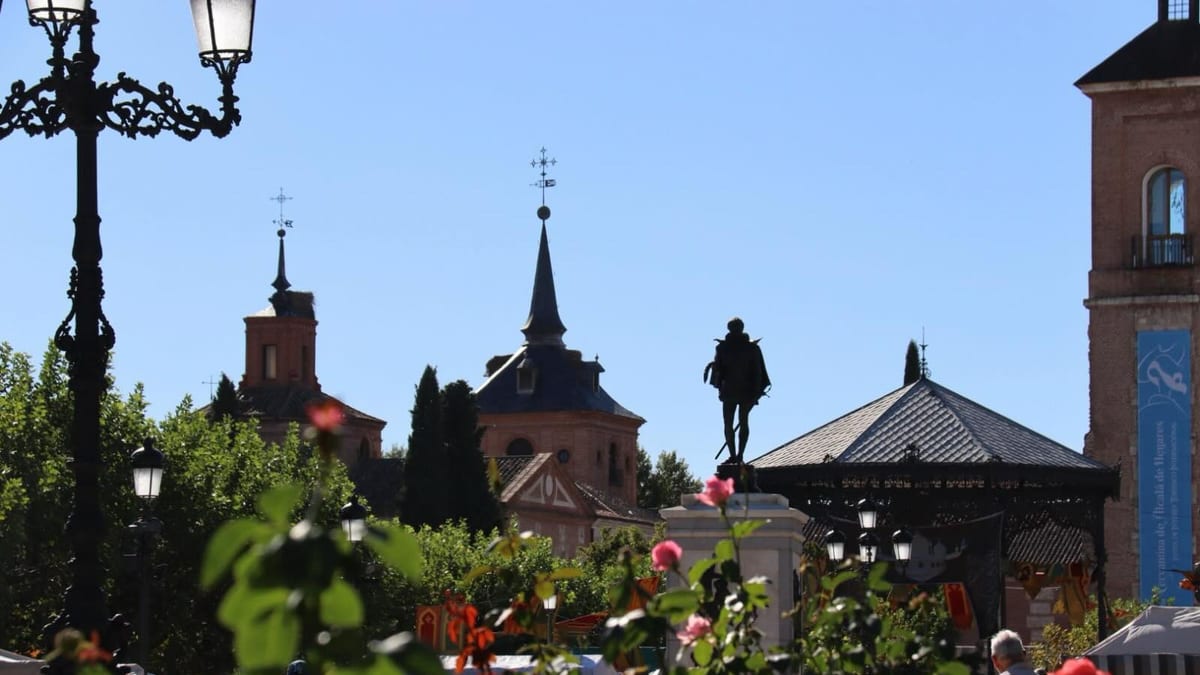Cartel promocional del Día de Cervantes y Mercado Cervantino en Alcalá de Henares