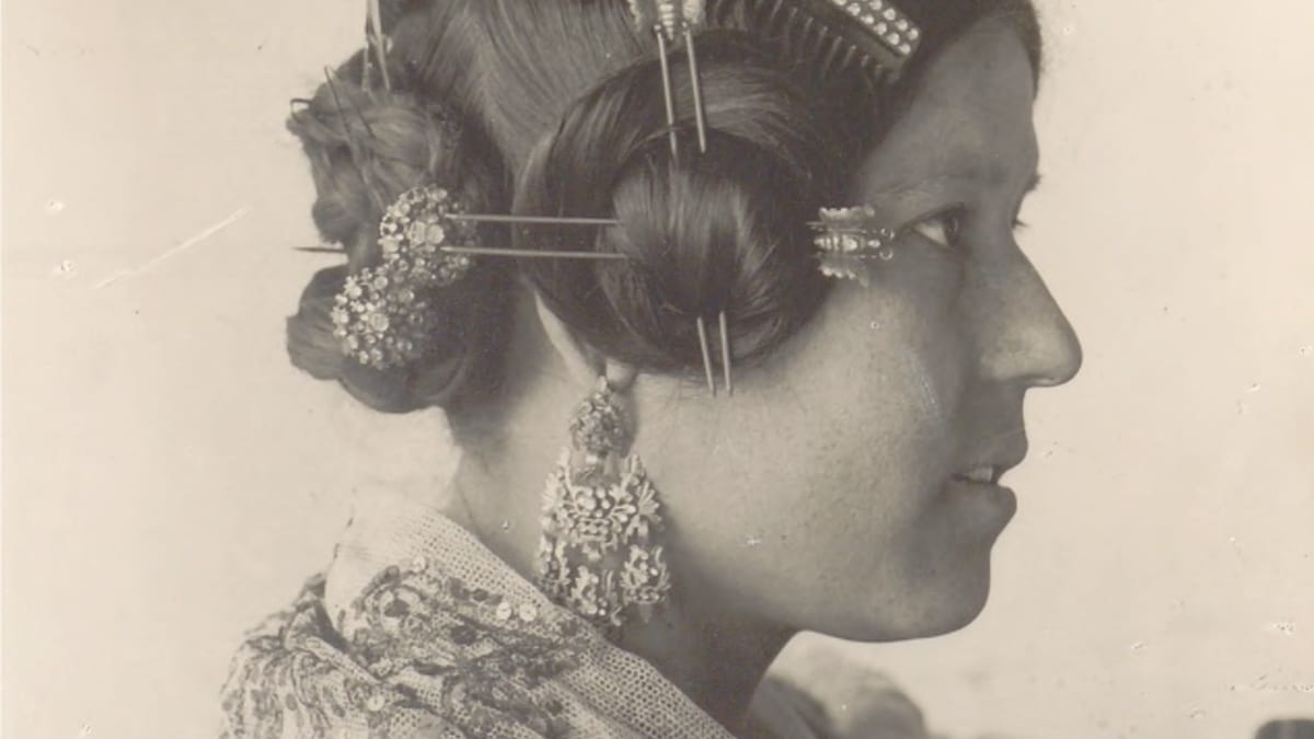 Fotografía histórica de trajes y personajes típicos de la Comunidad Valenciana de la colección del Arxiu Mas