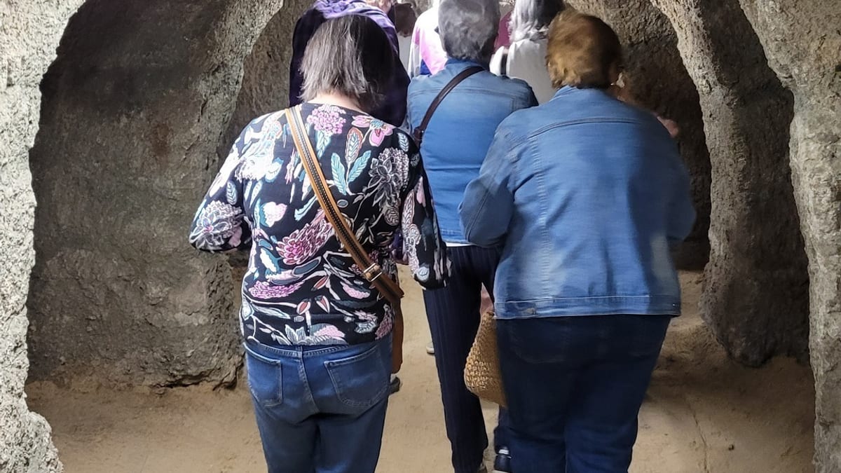 Grupo de mayores durante la visita guiada a las bodegas de Ciempozuelos, descubriendo el patrimonio subterráneo del municipio