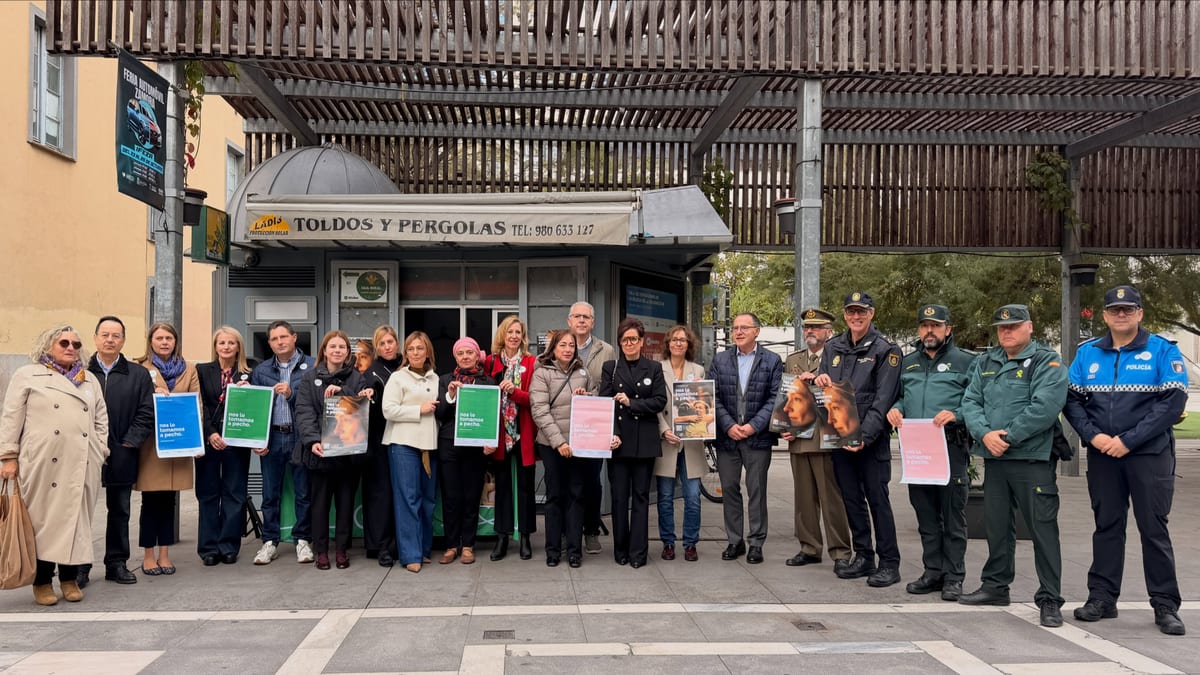 Acto por el Día Mundial contra el Cáncer de Mama en la Plaza de la Hacienda de Zamora con participantes y representantes institucionales