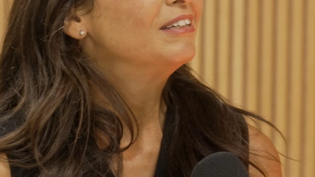 Mujer hablando al micrófono en evento sobre salud mental de Islas Baleares