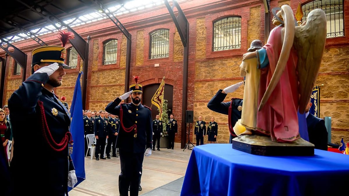 Ceremonia del Día del Patrón de la Policía Local en Cádiz con autoridades y agentes en los Depósitos de Cádiz