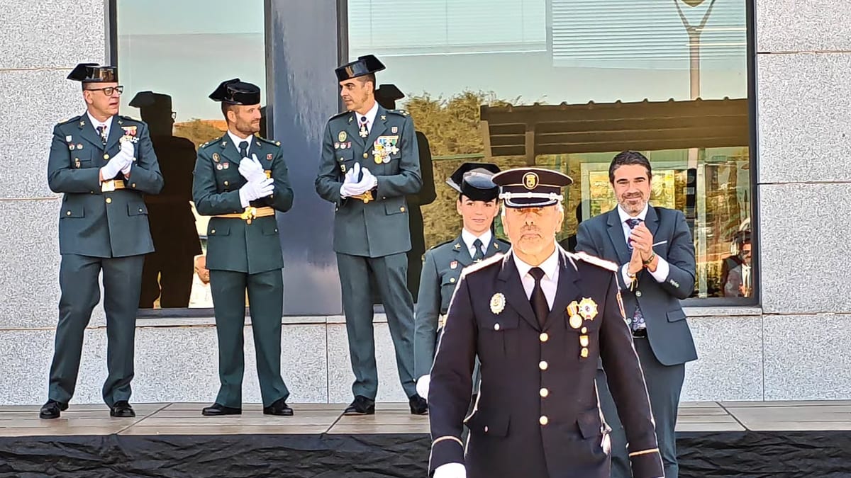 Celebraciones del Día del Pilar en Valdemoro con asistentes en acto religioso en el Colegio de Guardias Jóvenes