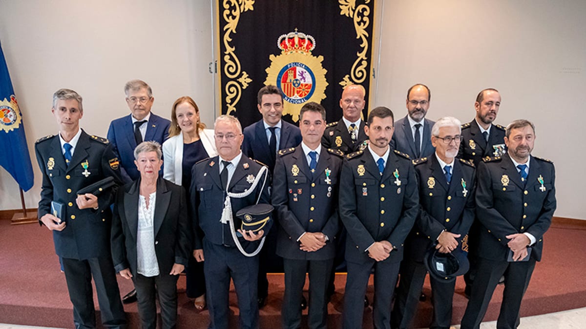 La consejera Isabel Urrutia junto a agentes de la Policía Nacional en uniforme durante el acto del Día de la Policía en Torrelavega