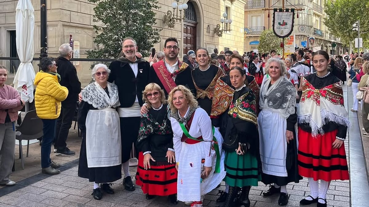 Grupo de personas vistiendo trajes folclóricos tradicionales riojanos en una plaza del centro de Logroño durante el Día del Traje Regional