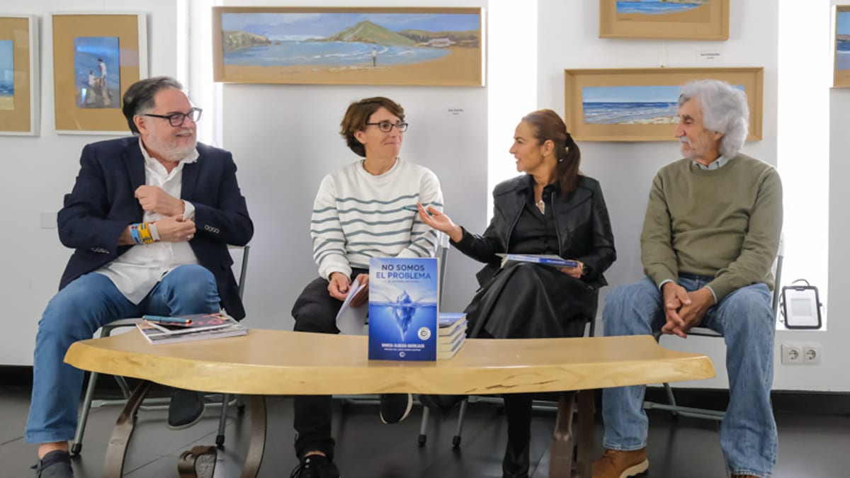 Presentación del libro 'No somos el problema. El autismo sin filtro' con la consejera de Inclusión Social y otros participantes en la mesa redonda.