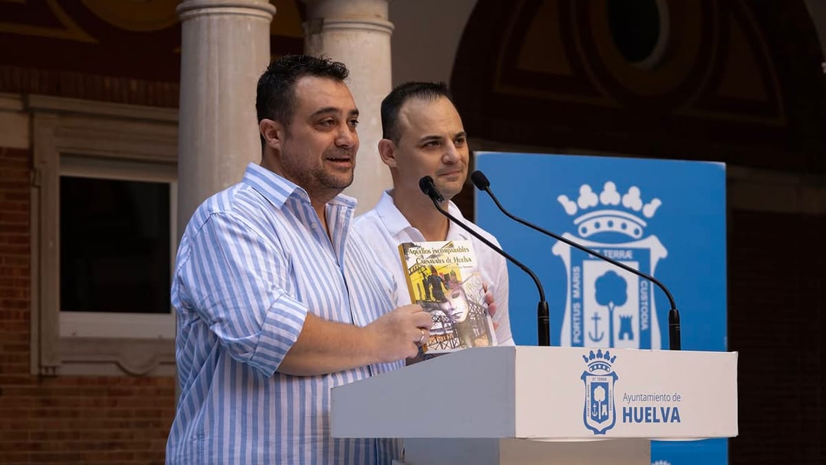 Presentación de Diego Ortiz y David Bernal como pregoneros del Carnaval Colombino 2027 en el Patio del Ayuntamiento de Huelva