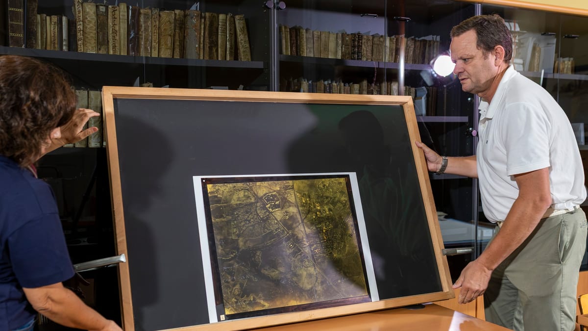 Documentos cartográficos históricos del Archivo Municipal de Huelva durante el proceso de digitalización