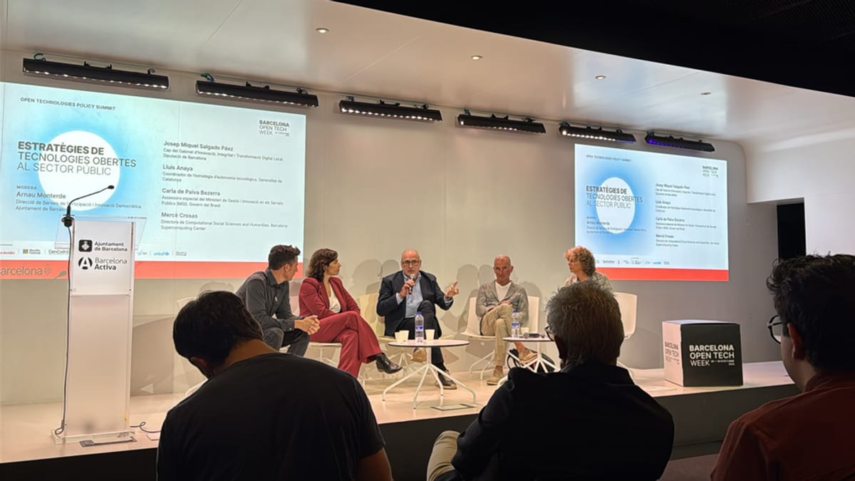 Jornada del Summit de Tecnologies Obertes amb logos de la Diputació de Barcelona i l'Ajuntament de Barcelona