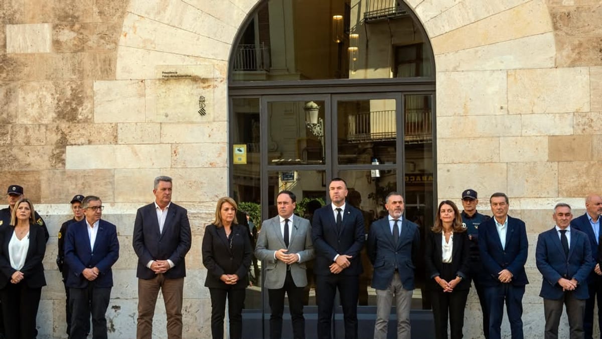 Vicente Mompó Aledo y miembros de la Diputació de València durante el minuto de silencio en la Plaça Manises