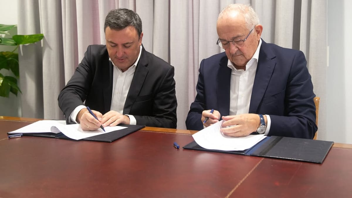 Valentín González Formoso y José Luís Méndez Romeu firman el convenio de apoyo de la Diputación de A Coruña a la Temporada Lírica de Amigos da Ópera da Coruña por 90.000 euros