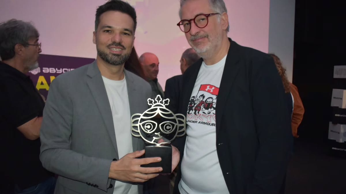 Presentación de la 28ª edición del Festival Internacional de Cine de Albacete con participantes sosteniendo trofeo