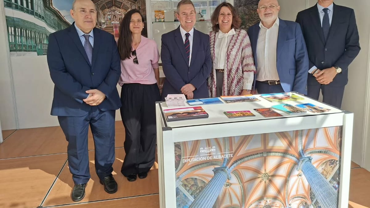 Visita de la Diputación de Albacete a la XLV Feria de Artesanía de Castilla-La Mancha FARCAMA en Toledo con expositores artesanos