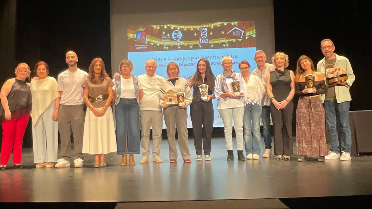 Acto de entrega del reconocimiento de Colaboradora de Honor del XVII Certamen Nacional de Teatro Aficionado 'Ciudad de Almansa' a la Diputación de Albacete