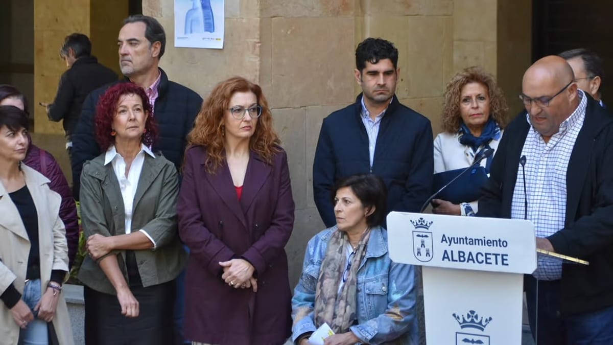 Autoridades de la Diputación de Albacete durante la lectura del manifiesto del Día Mundial del Daño Cerebral Sobrevenido con representantes de ADACE CLM